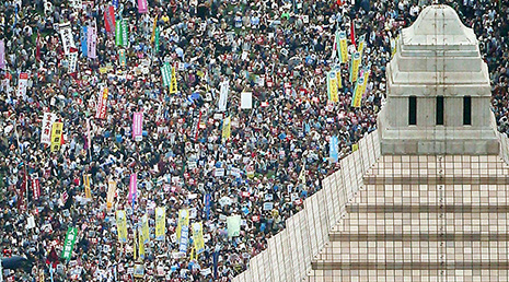 "Never again!" Japanese hold massive rally to protest Abe"s foreign wars bill - VIDEO